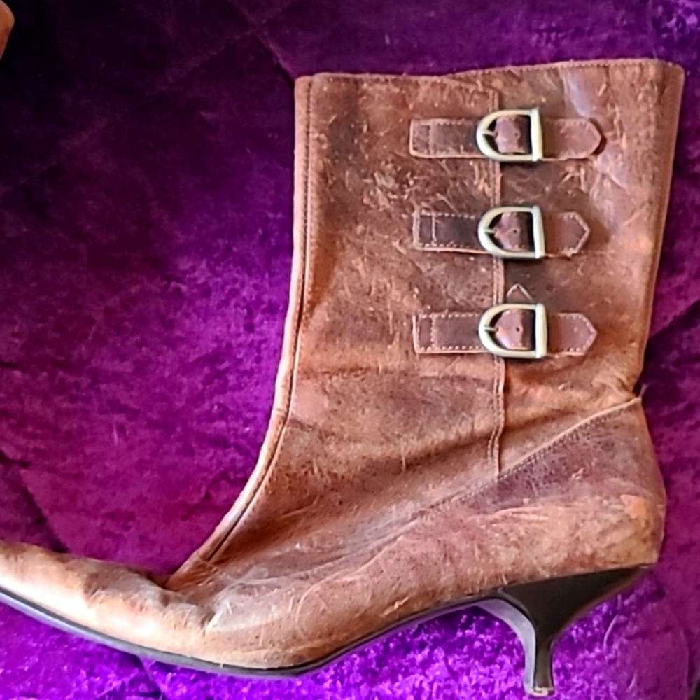 Amazing pointy toed pirate bootie